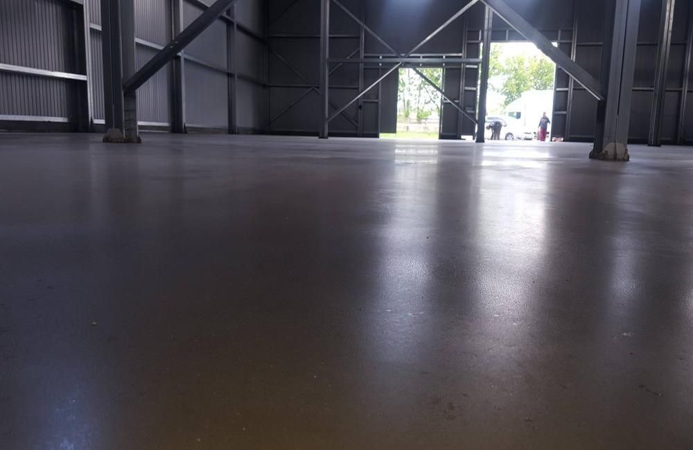 Полусухая стяжка в гараже — это надежное решение для создания прочного и долговечного пола. Благодаря быстрой укладке, высокой прочности и устойчивости к механическим повреждениям, технологическая современна<em>я стяжка</em> идеально подходит для автолюбителей и владельцев мастерских.» title=»Как делается полусухая стяжка в гараже?» style=»display:block; margin:0 auto;»/><figcaption style=